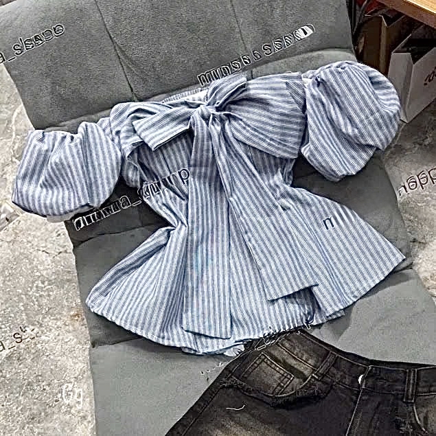 條紋露肩上衣，飾有蝴蝶結