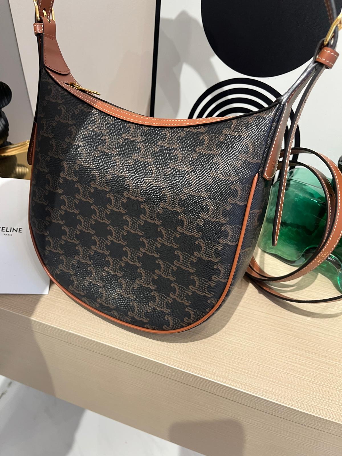 CELINE HELOISE HOBO 100%Authentic,98%new   ✅專門店收據✅2 Strap✅Dust bag 