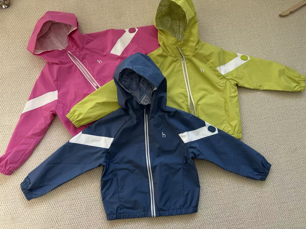 $188件。2件起$180件。3色選擇🐶 HAZZYS 哈吉斯雙面款 2026春季新款男女童兩面穿防護透濕科技連帽外套（26016