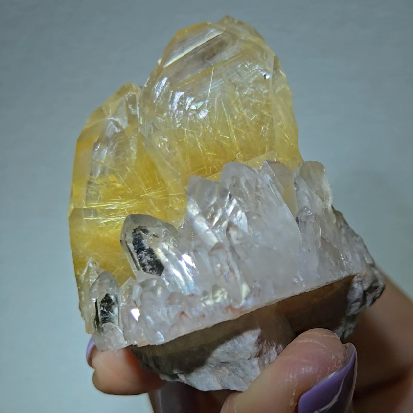 Golden rutilated quartz with chlorite points, rainbows - RT110