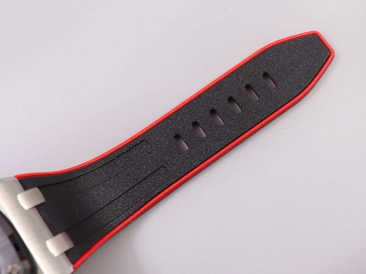 A P26470黑骑士钢壳陶瓷圈新品.直径42毫米！陶瓷把头陶瓷按的，搭载订制版12H计时3126机芯，特制的顶级黑红橡胶带。最强版26470系列🔥💯