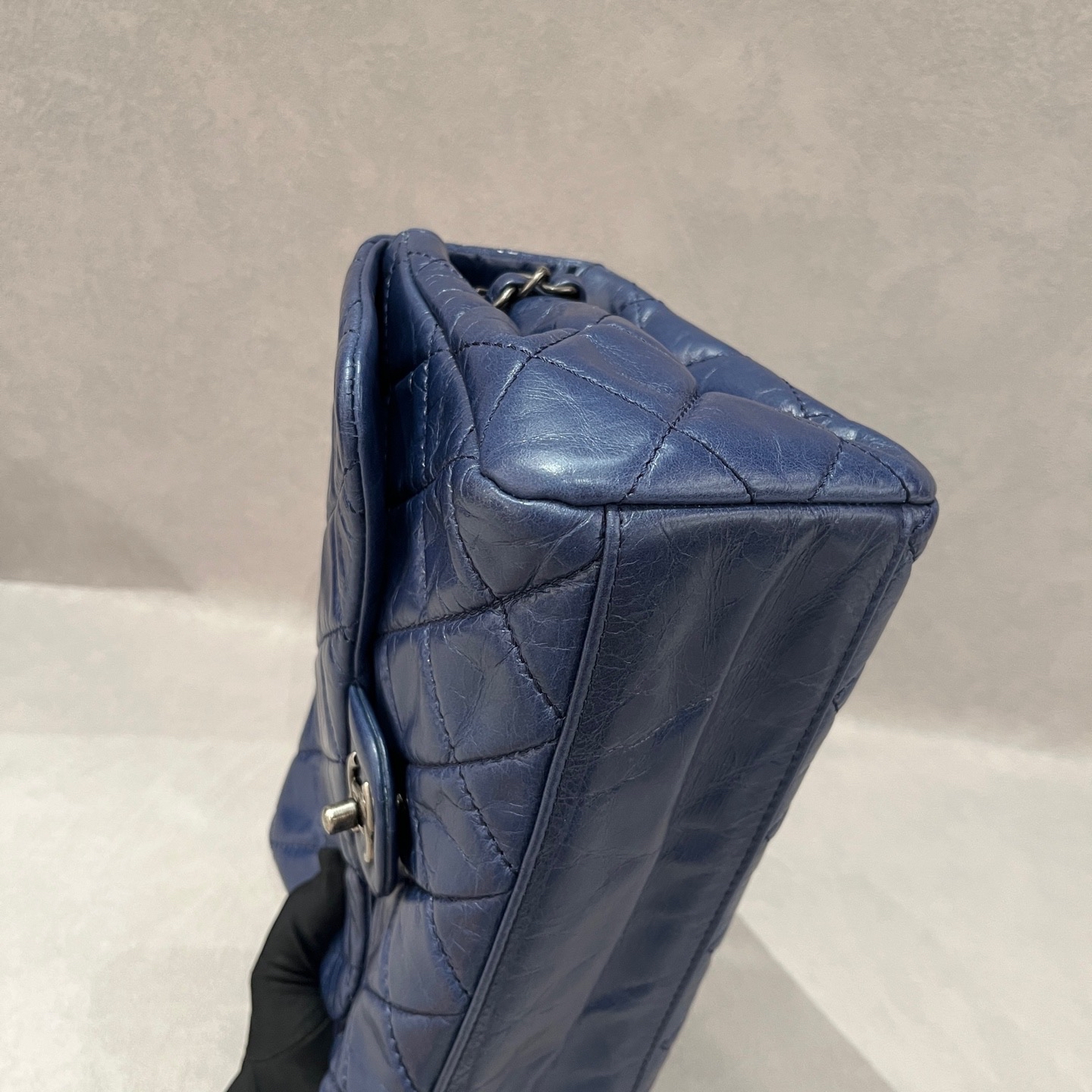 【預訂貨品】Chanel 15C油蠟皮深藍色斜孭袋