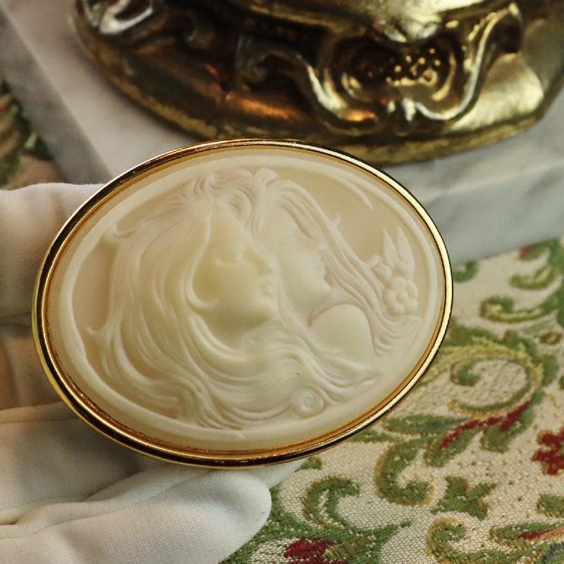 Vintage C.a. 1970s Double Lady Silhouette with Flowing Hair Shell-like Resin Cameo Brooch (MZ025)