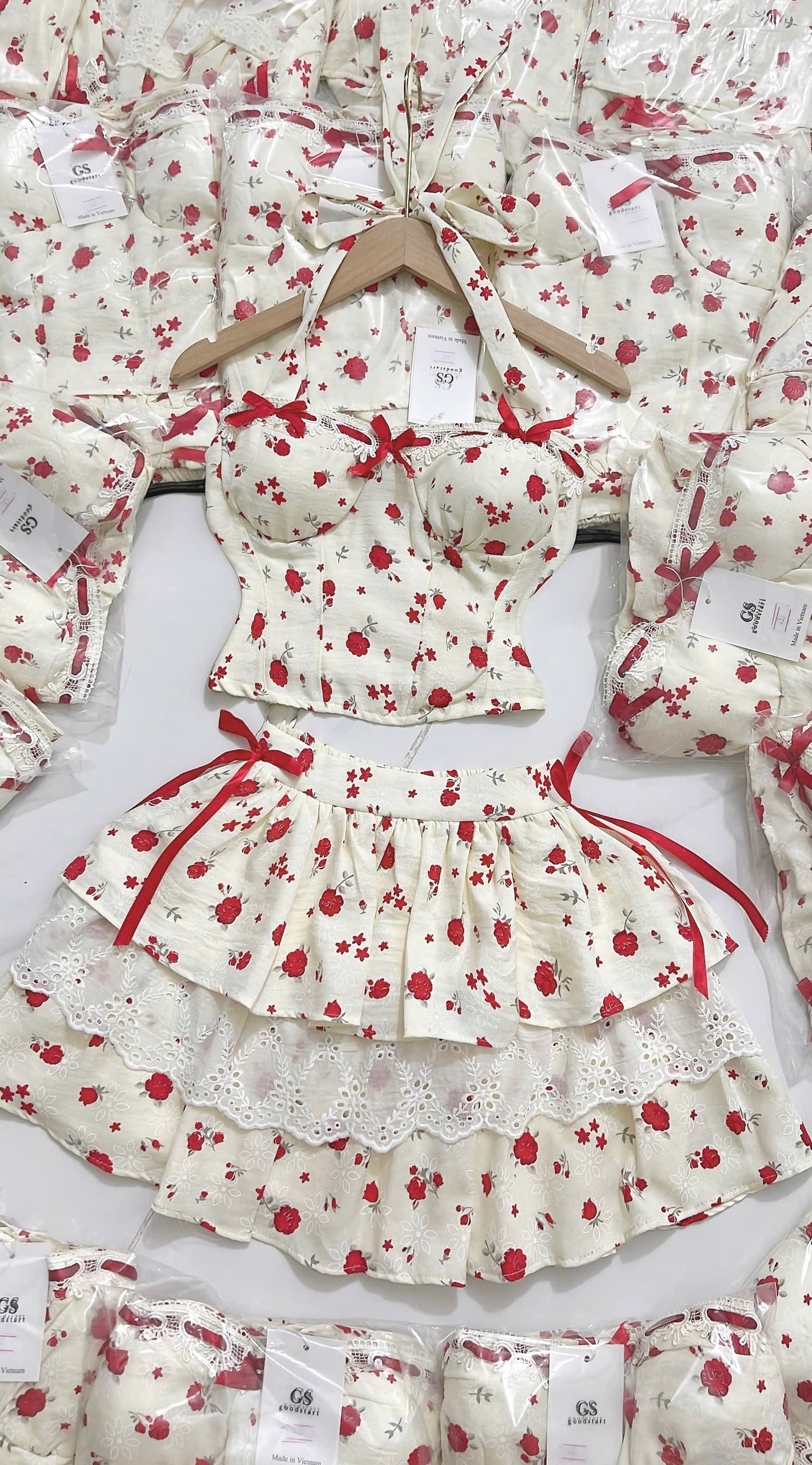 花卉束身胸衣吊帶上衣搭配荷葉邊層疊迷你裙两件套裝