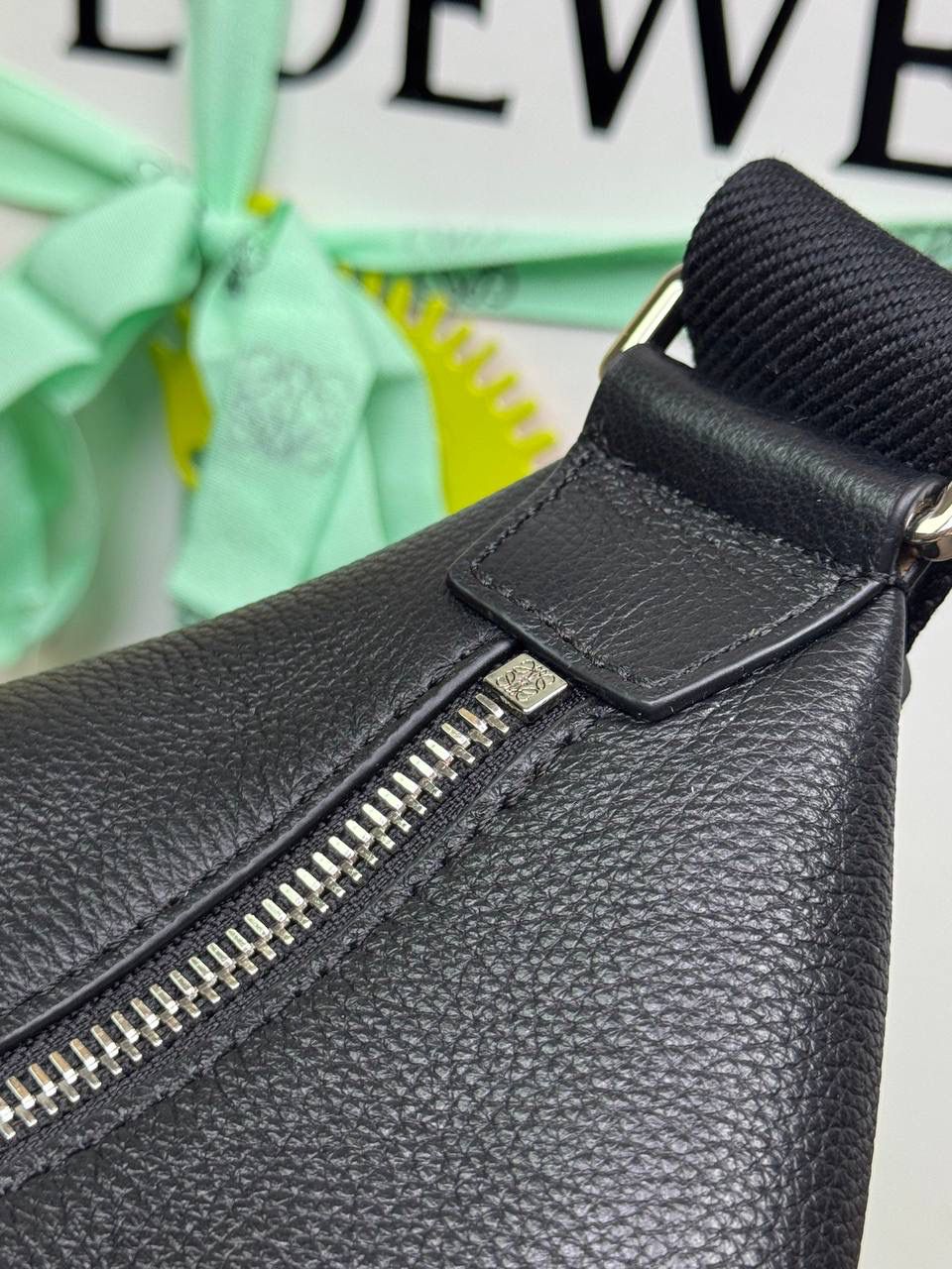 🎈全新小号𝐂𝐮𝐛𝐢鹿皮/提花肩带❤️ 尺寸：𝟐𝟗.𝟓-𝟏𝟎.𝟓-𝟐𝟐𝐜𝐦 编码：062138 全新小号𝐂𝐮𝐛𝐢手袋👜，外部采用柔软细腻的鹿皮，可任意折叠不变形😍内里磨砂皮搭配提花𝐀𝐧𝐚𝐠𝐫𝐚𝐦刺绣可调节宽肩带，可斜挎或者侧背，内里容量足，时尚通勤必备款👉🏻