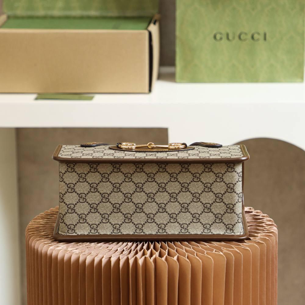 ▪️𝐇𝐨𝐫𝐬𝐞𝐛𝐢𝐭 ❶❾❺❺原厂皮马衔扣小方包▪️YY ☑️型号：627323 尺寸：28*18*11cm 受大家热爱马衔扣标志， 保留了马衔扣原先一贯风格， 却做了大的改变，60年代的原味方包设计理念， 直接手提的背法，让整个包看起来复古味十足， 但；又非常好搭配，容纳量超乎你的想象，这是一款看起来十分复古却上身非常时尚潮流的设计， 也是圆了每个女生对复古风格的追求，同时也是各大网红同款时尚潮流的味道！🔥🤩