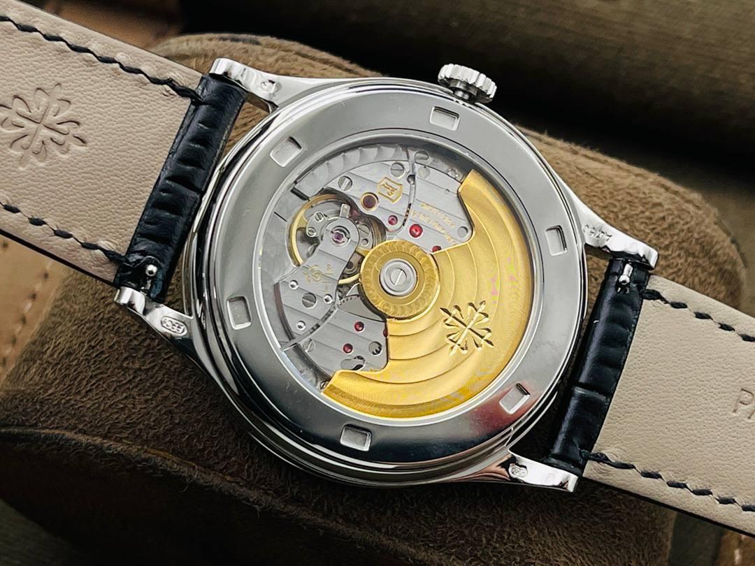 百达.翡丽Patek Philippe古典系列——PP.5298P腕表！ 【精彩细节】腕表尺寸38mmX9mm 薄而有质 1.表壳慢工出细活，极致打磨，独家还原出正品的完美比例和特有质感。 2.刻度，指针采用最新的贵金属电镀技术加持，效果更佳出彩！ 3.“锅盖型”微凸蓝宝表镜，版型与正品一致，效果通透，辨时清晰。【引领一体机时代】采用定制版Cal.324一体机——更薄，更稳，更像。 【表带】经典意大利小牛皮表带，纹路清晰，质感上乘。针式表扣打磨齐整光亮，通用原装无压力。