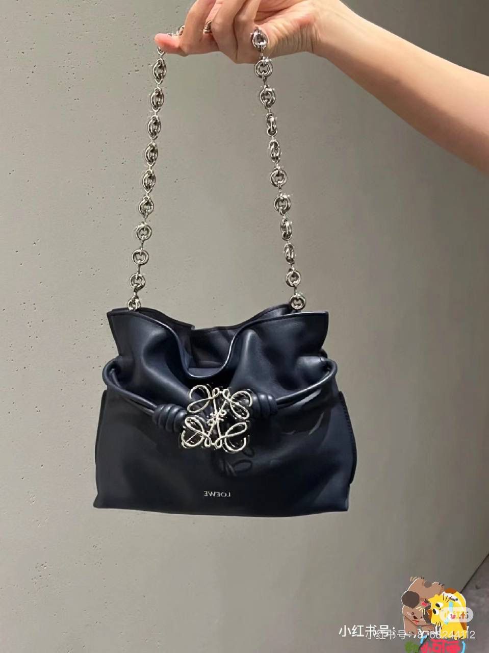 “全新升级*不锈钢材质” 甜甜圈⛓️链条肩带（银色） 尺寸：68×1.6×0.5cm 秀场甜甜圈链条同系肩带，进一步突出了手袋的造型高，引入了鲜明活泼的精神态度😉。