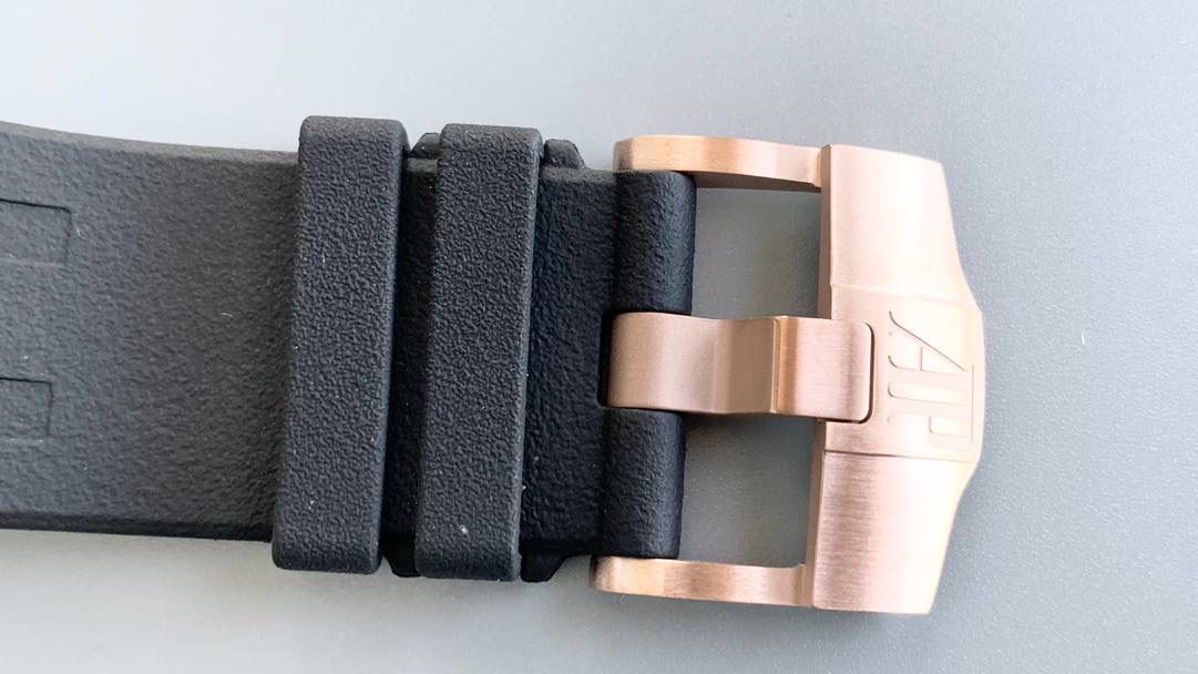 爱彼皇家橡树离岸型🔥💯横空出世。引用全新的彩色陶瓷锻造技术，表壳与圈口的选料，不惜重本使用日本进口的氧化锆，无需任何颜料，以超高的压力与超高的温度锻造，形成超高密度的彩色陶瓷，再经过百里挑一，确保每一个成品都与原版毫无色差！CNC级别的打磨，将整一个表壳的边边角角完美处理，即使陶瓷，也做到毫不割手。圈口的拉丝，经过顶级的打磨技术，做到每一丝每一线都毫无断续，每一颗六角螺丝都与表框处在同一平面，拒绝一丝一毫的凸显与凹陷，诠释了何为顶级的复刻工艺！