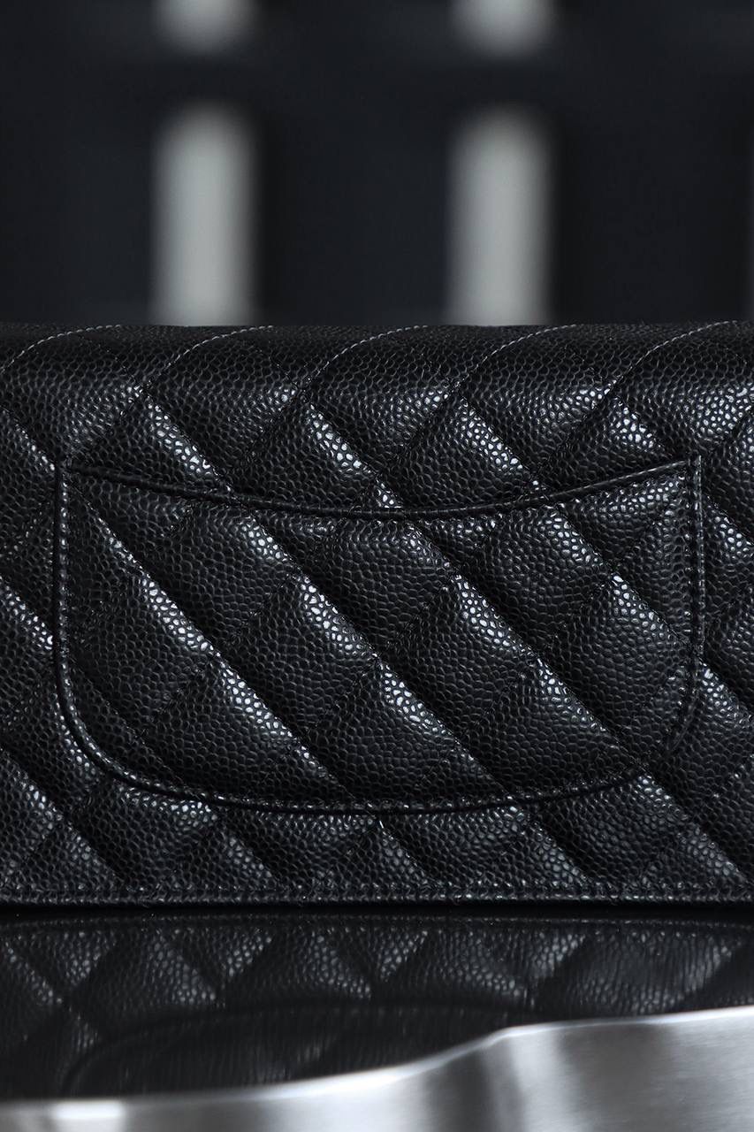 Wallet on Chain發財包鑒定版👜 一包一碼 支持全球鑒定查驗身份證原廠專G Haas皮料過關清單資料可査詢 經典系列WOC，從命名就能直觀感受到這款包包的獨特設計理念，它將傳統錢包與鏈條肩帶進行了巧妙融合！ 它大小精緻，恰好能容納一張百元人民幣，囙此被賦予了“發財包”這一吉祥又討喜的昵稱。 小巧身形，卻蘊含著大大的能量。 五金：全鋼銀扣 皮料：Hass小牛皮大球紋 尺寸：12*19.3*3.5cm