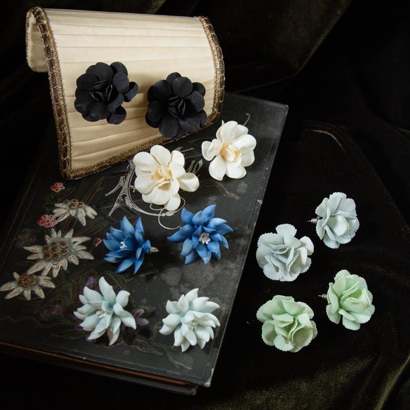 Mid-Century New Old Stock Plastic Flower stud Earrings (AC219)