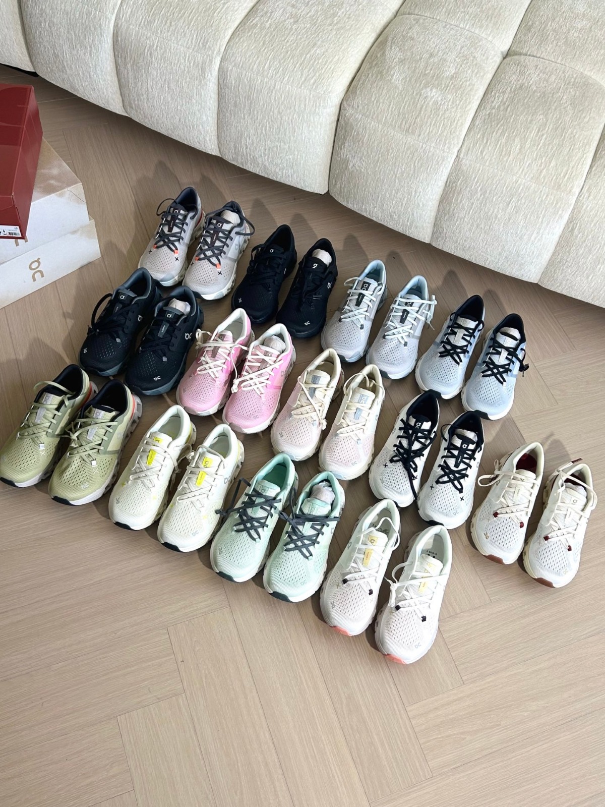 多色選擇/親子款/成人$388/兒童$288,2對起各减$10。On (昂跑) 的經典鞋款