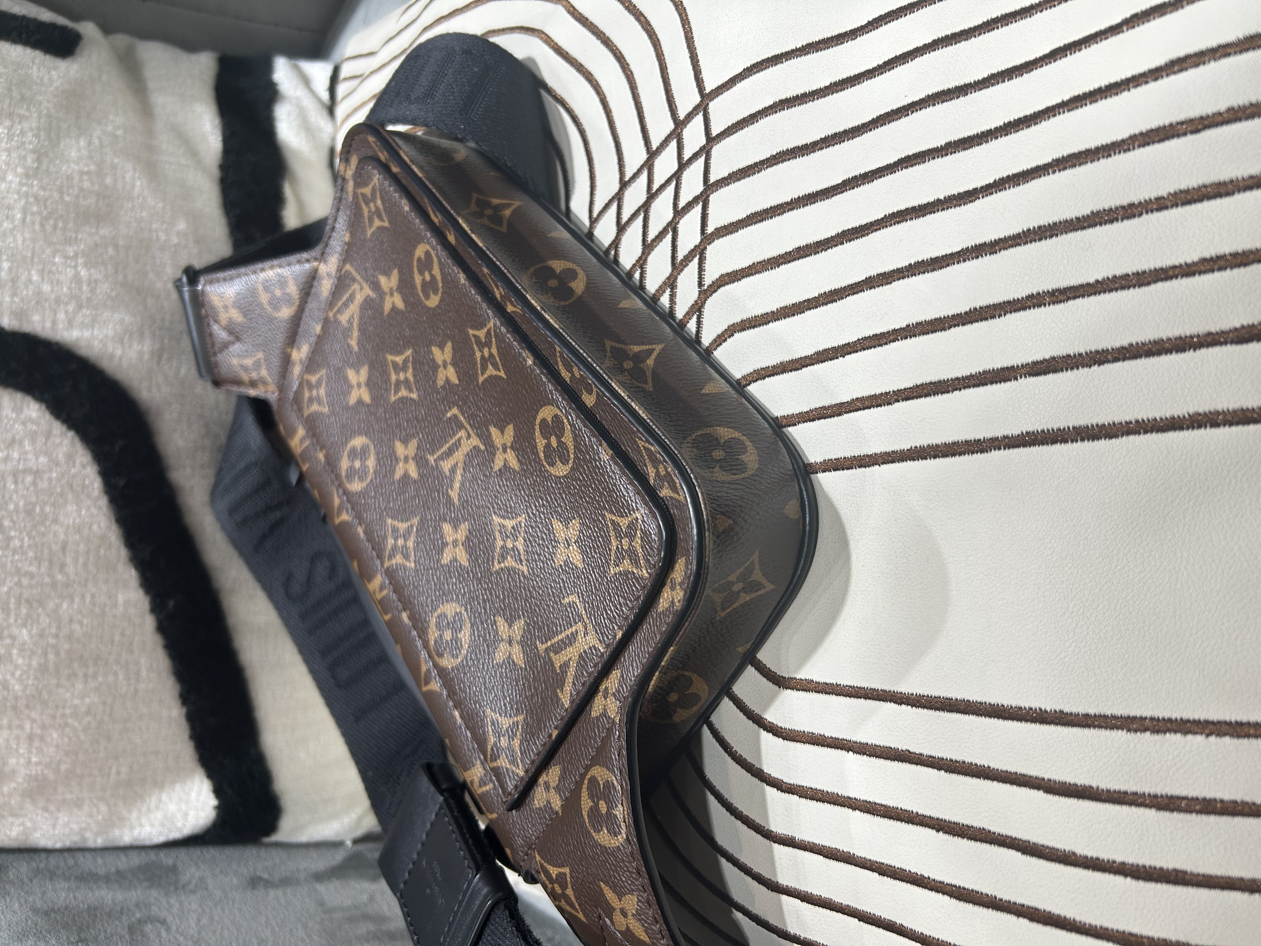 Lv S-LOCK M45807 斜孭袋 100%Authentic,98%new ✅專門店收據✅dust bag 