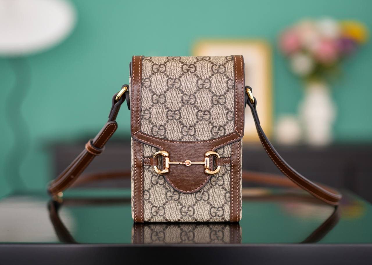 🥯GG Horsebit 1955系列迷你手袋 手机包 焦糖棕 （ 原厂皮全铜五金） 能将经典细节与现代精神巧妙融合的包包， 一定是这一款1955手机包 复古与现代的碰撞 “砰”的一声在时尚界炸出一个大火花 瞬间火爆全网 容纳量非常的高，日常出门的必备神器！ 白菜价格，眯眼入~ 百搭不挑人，男女共用也可当情侣包~巨赞！ 官方款号625615 尺寸：17x11.5x4cm