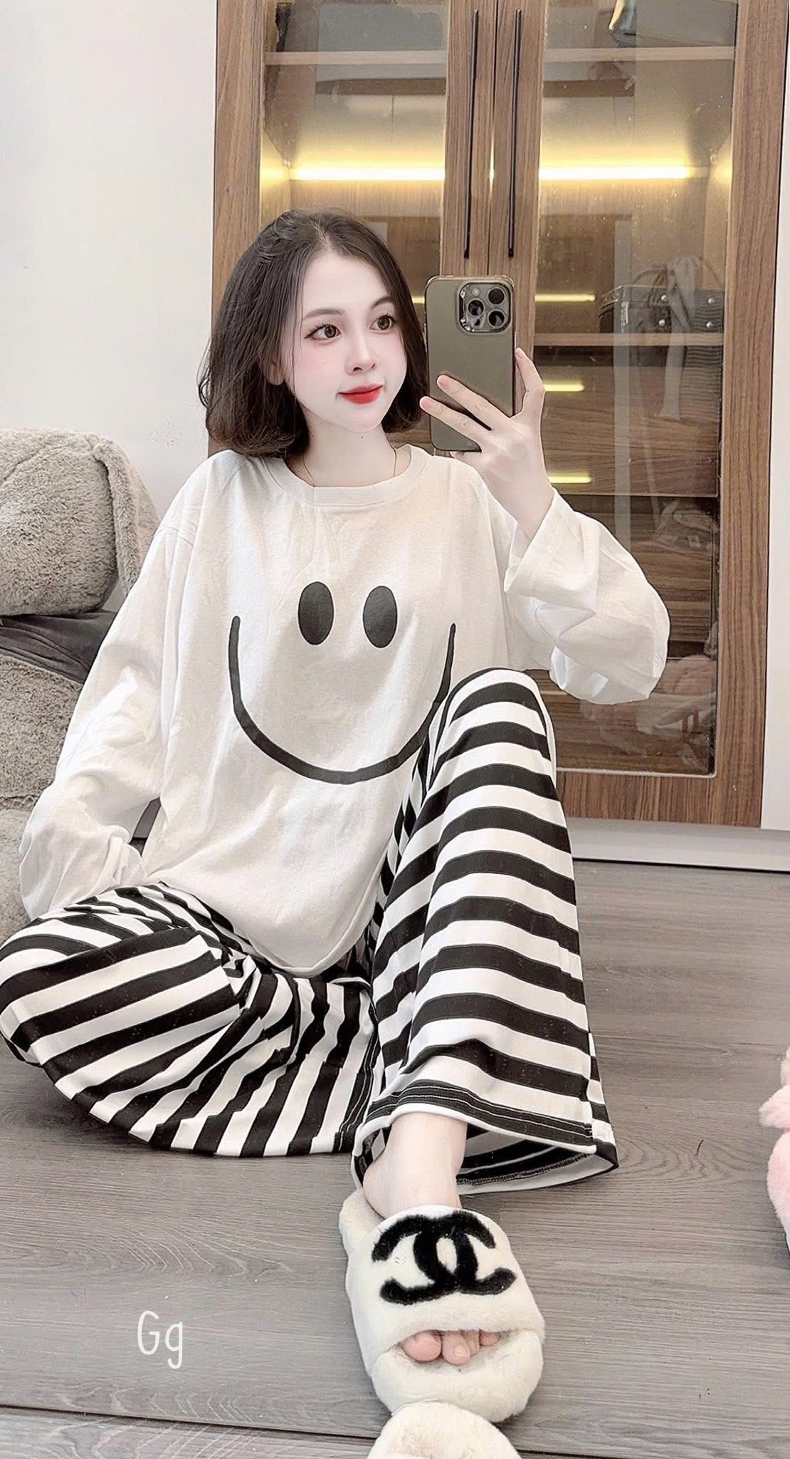 笑臉上衣和條紋褲套裝