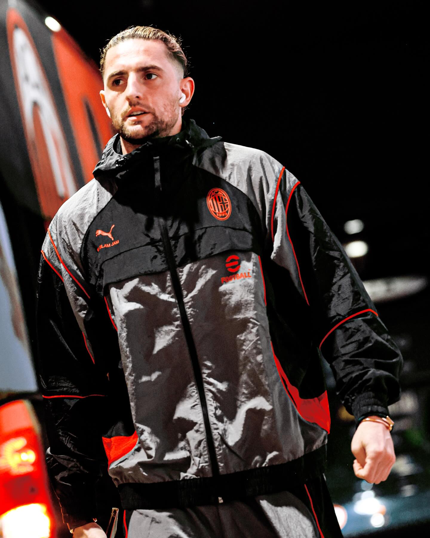 🔥 街頭潮流與紅黑軍團的熱血碰撞！PUMA x AC Milan x Slam Jam 聯名防風外套 ⚽️ 787642_05