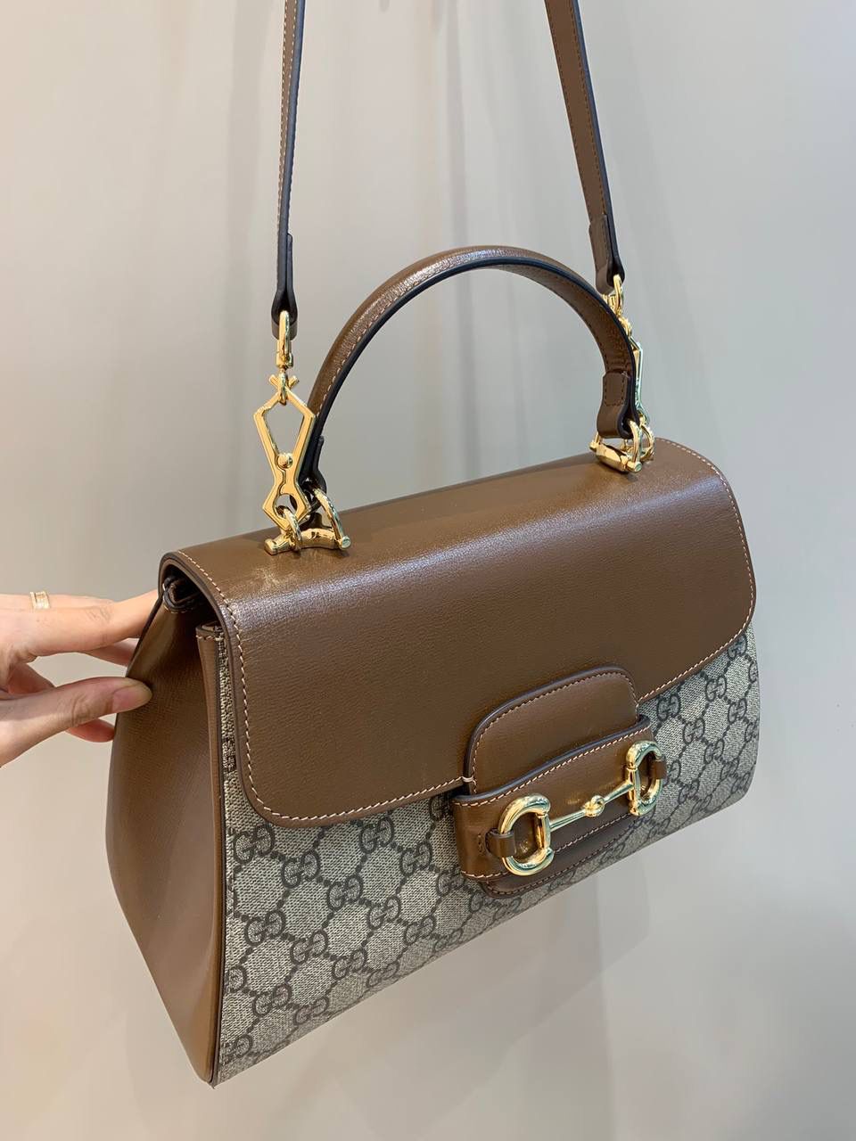新背景实拍正品级 。（大号29cm） Gucci Horsebit 1955马鞍大号手提包 2023横空出世的超级最新大爆款‼️ 大号28cm证品售价，还是继续采用1955经典棕色原厂皮，除了包身的手提设计，另外配有两个不同风格的肩带，三种不同背法，容量皆备，小巧圆润的包型非常适合亚洲女性，绝对是2023大爆款，继迷你马鞍包后我最喜欢的第二单品‼️ 型号702049；尺寸29x21x11cm
