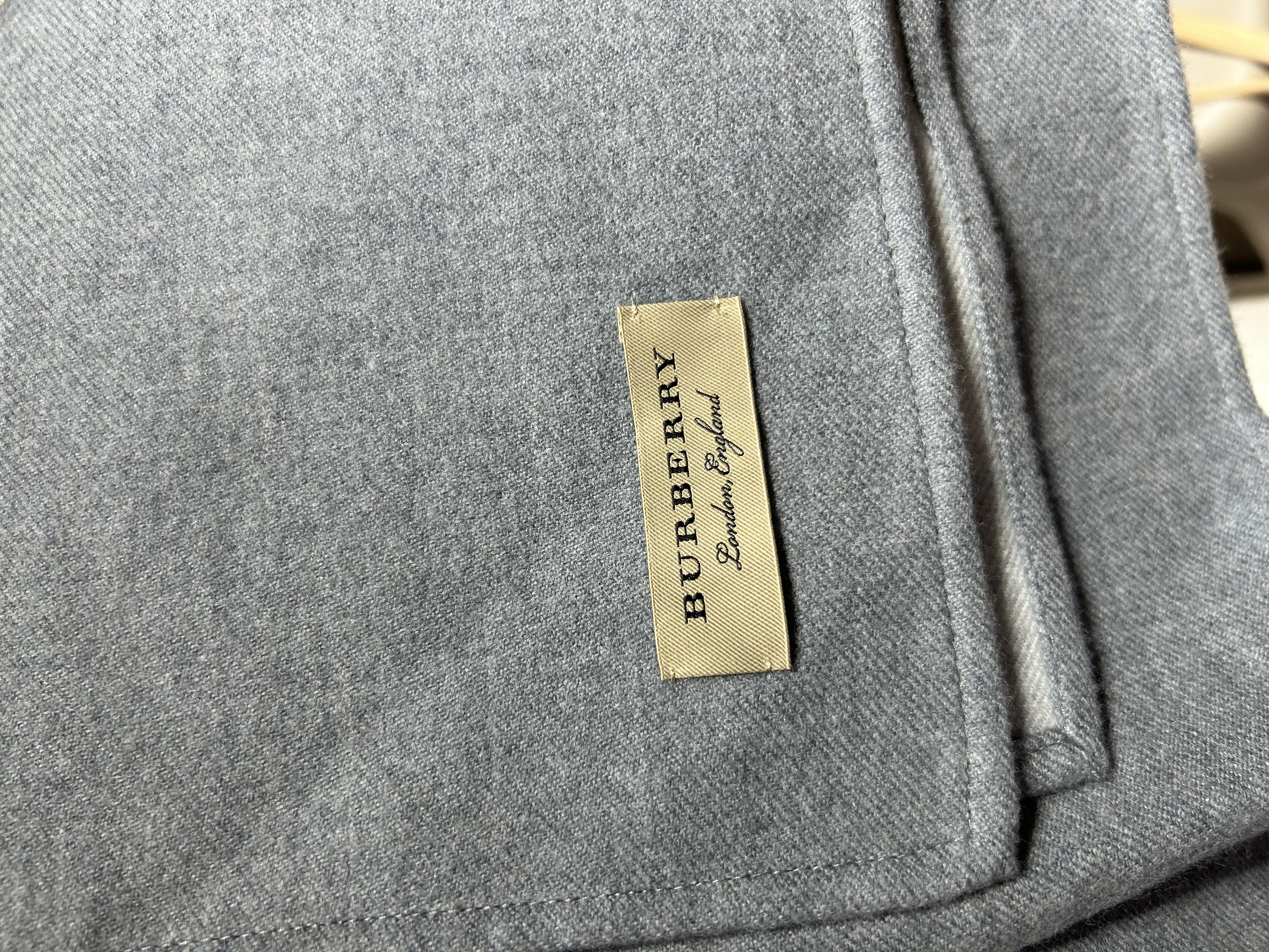 全新 Burberry BURBERRY Reversible Check Cape Scarf 灰色100%羊毛格紋雙面披肩圍巾 100% Wool scarf 100%Authentic, 全新未使用品