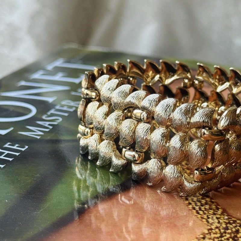 Monet C.a. 1950-60s Golden Sea Shell Bracelet - 7.5"(MT2452)
