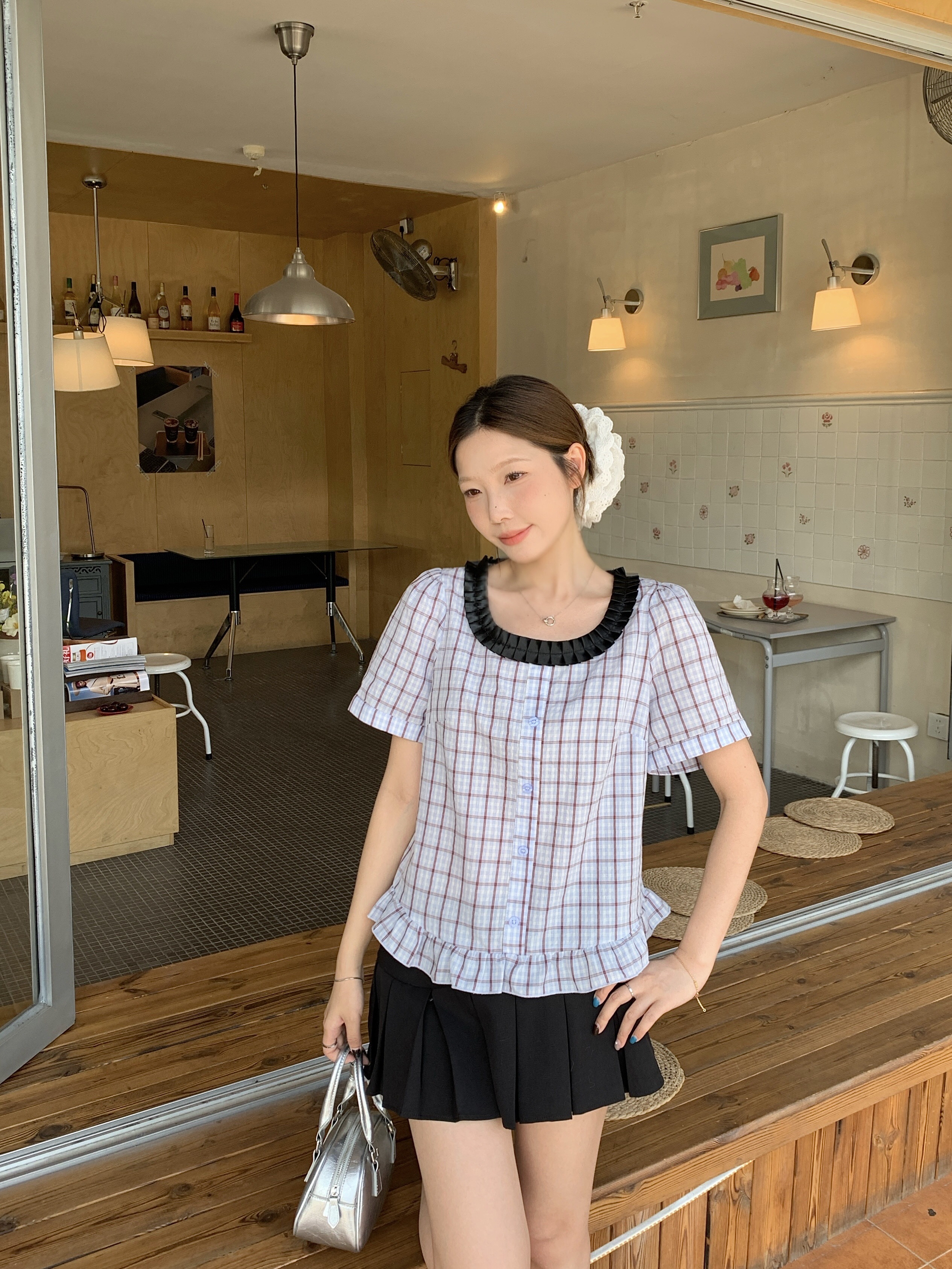 B223(80938) 法式精致格纹撞色黑木耳边领与下摆荷叶蓝卡其上衣