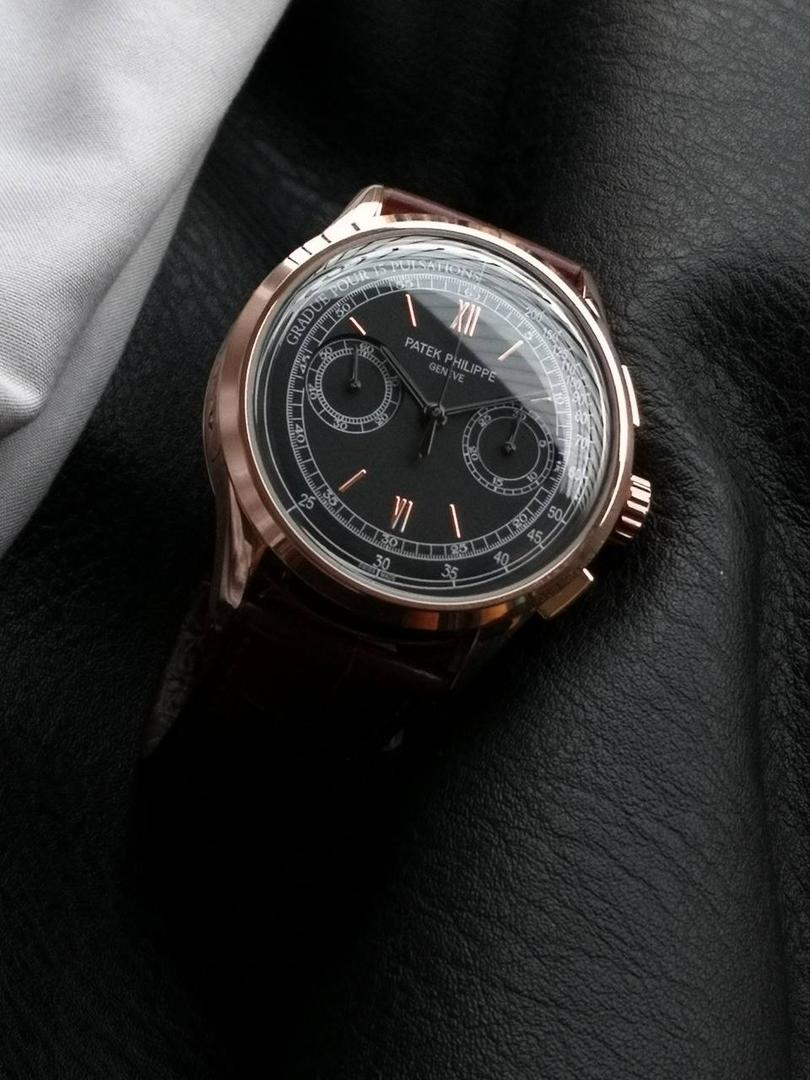 百达翡丽复杂功能时计5170G多功能腕表，堪称腕表精品当中的精品！😍✨🔥 腕表直径为42毫米，作为一款男士腕表，它的表盘大小适中。为我们奉上对称的美感，整个表盘的布局大方得体，包括了如此之多的功能的同时，又不会让人觉得繁杂。 机芯采用了7750机芯完美还原正品诸多功能，提供了强大的时间衡量功能。意大利牛皮表带，专属的灯笼扣，任何季节，任何场所，任何职业人均适合佩戴，让手腕佩戴得更舒适，让气质绽放。此款腕表具有30米防水功能，满足大众日常生活，休闲度假必备腕表。 百达翡丽5170G可以说是腕表中的精品，功能方面的巧妙构思，外观上的合理布局，以及优越的机芯性能，无一不体现出百达翡丽的独特设计，一件经典的艺术品，一件完美的收藏品。