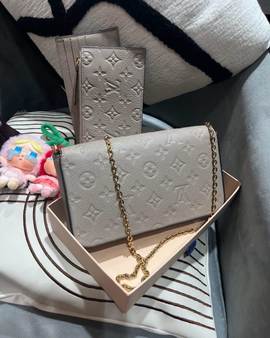 LV Felicie Pochette  三合一 M68697 米色牛皮壓紋斜背鏈條肩背包 100%Authentic,98%new ✅chain✅dust bag ✅box 