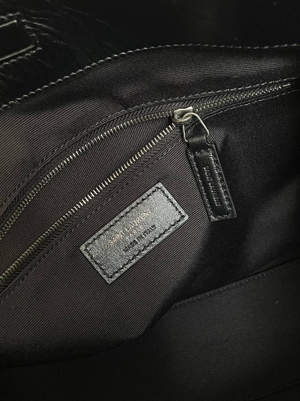 再次回货❗️ ys1 niki购物袋中号油蜡黑🖤 niki的衍生品中最好看的一只 暗黑系的黑色甜心 电脑书本笔记本A4纸都能放 通勤背也很不错，实用且好看 很多tote的口是敞开的 这只有个吸铁扣，安全感满满 真心推荐哟 33×27×11.5cm577999m