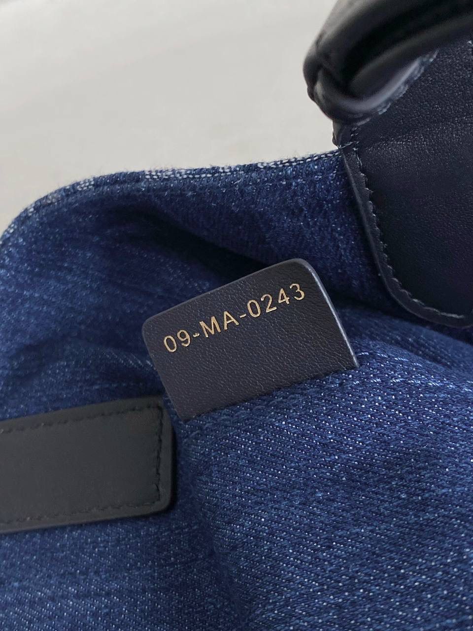 🈶牛仔蓝 𝗗𝗜𝗢𝗥 𝗧𝗼𝘂𝗷𝗼𝘂𝗿𝘀24石洗丹宁 这期的牛仔系列真的超爱！ 它的热度不亚于任何一只经典款 深蓝色丹宁➕经典的Oblique印花， 不规则石洗效果，渐变感特别且帅气 牛仔很百搭也没有什么季节性，所以这系列是既特别又经典 不怕过时 姐妹们可以放心冲！🔥🔥 尺寸：28.5×19×21.5 #M1292m