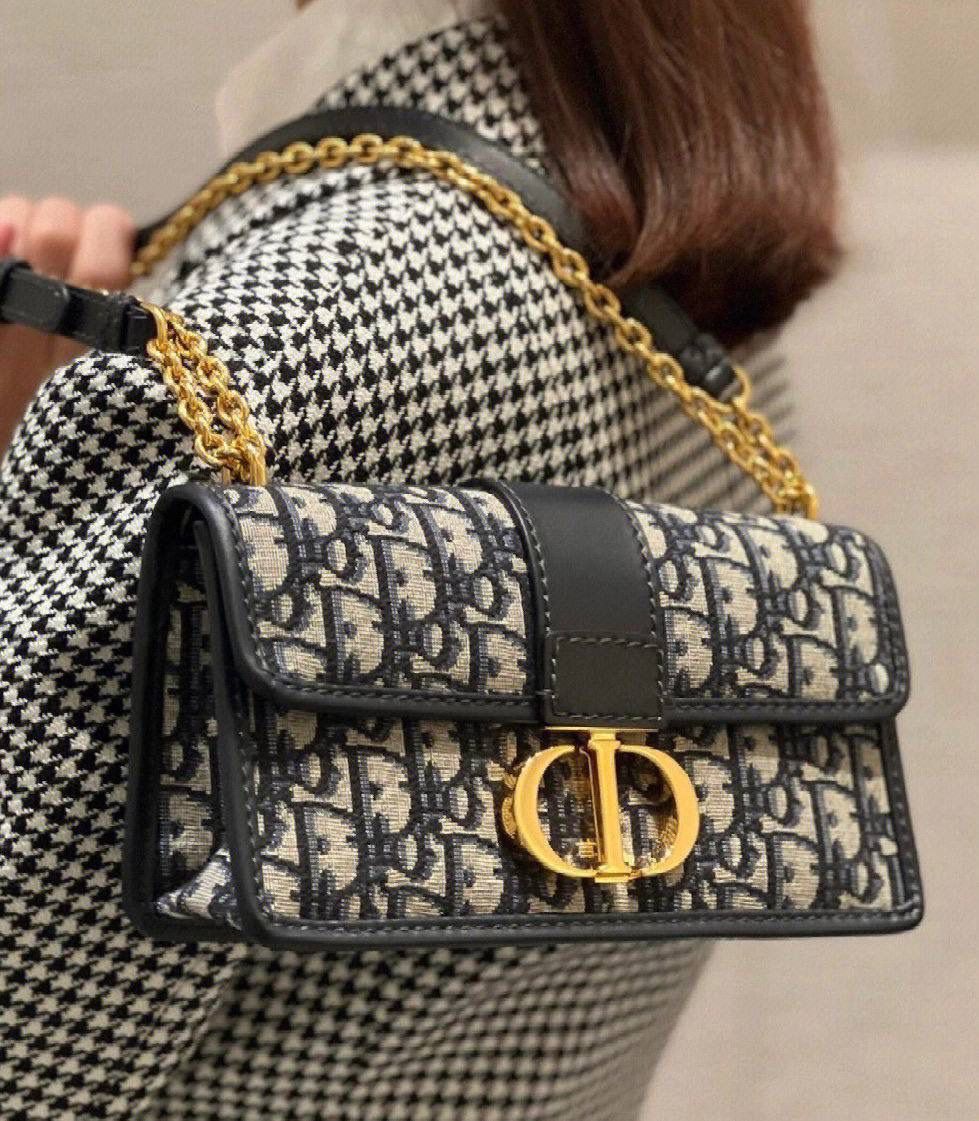 Elegant Canvas Shoulder Bag with Chain Strap