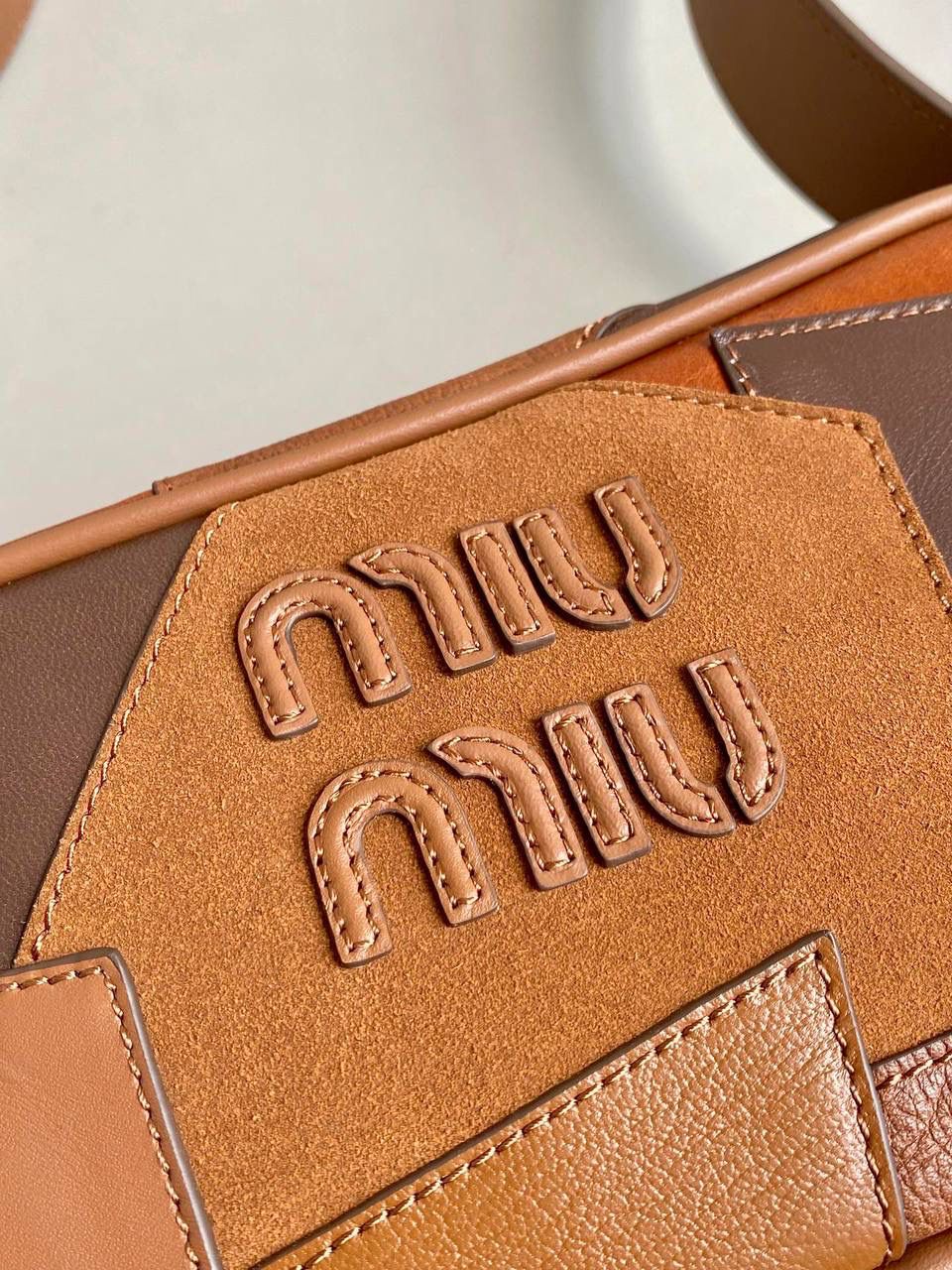 🈶拼接色 𝗠𝗶𝘂𝗠𝗶𝘂相机包，大爆款 这只大火啊！超有腔调的一款 简约精致的设计真的好耐看 不同色系拼接有点流浪感又透着高级 色彩搭配温暖而富有层次 把美拉德复古风拿捏的很到位 整体造型非常慵懒有个性，保证了舒适性和实用性的同时还兼顾了美观性 时尚，非它莫属了！ 24×11.5×7cm #F0015m