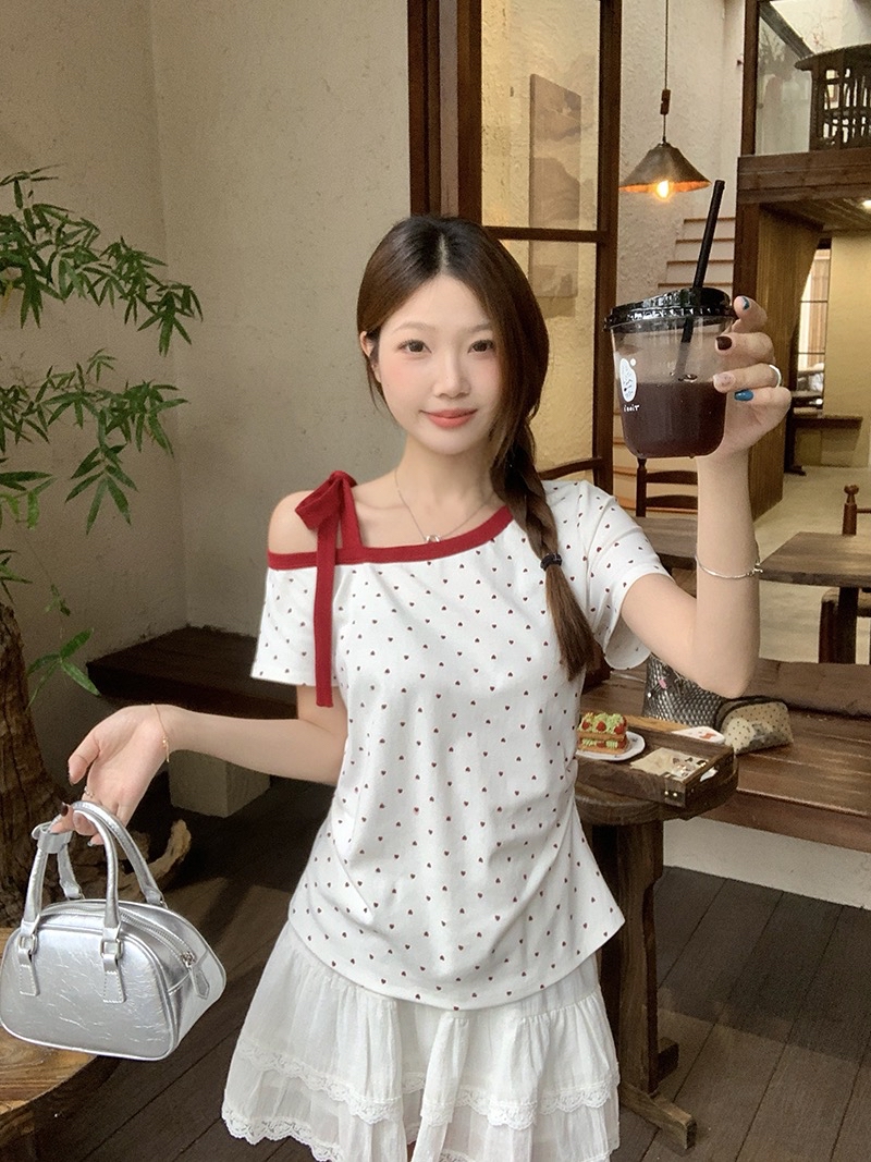 B267(23927) 韩系甜美风斜领撞色单肩绑带红边爱心波点灰白上衣 