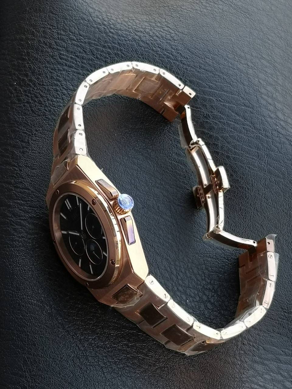 万国工程师系列万年历腕表，复刻界最复杂的腕表，所有功能同步原装，所有功能调节通过把头控制. 1⃣️【功能介绍】3点钟位置显示日历，9点钟位置显示星期，6点钟月份月相指针显示。 2⃣️【做工精细】外壳采用原版同样的三件套结构，中间拉丝，上下壳为抛光，镜面采用高成本的锅盖形蓝宝石，使其质感提升。 3⃣️【机芯性能】尺寸41.6mm,机芯采用天津机芯改82600，高效稳定，动力时间长达72小时以上，进行加装复杂的万年历模块，而且同步所有功能实现同步原装通过把头调节。 4⃣️【⚠️注意事项】由于万年历模块十分复杂在出货前都会调准时间，客户收到直接上链上手佩戴即可，⚠️请不要轻易乱调，由于机芯加装升级功能，调节需慢慢按调。