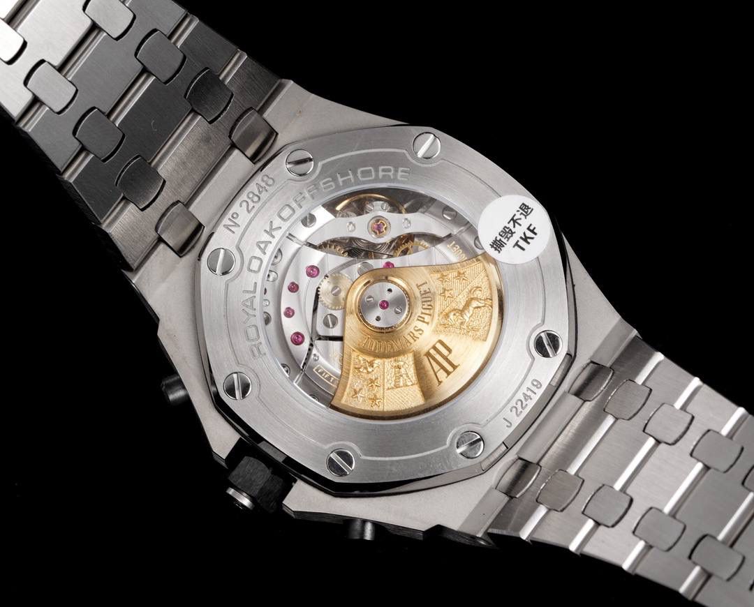 TK Factory皇家橡树离岸型26400/26238/26470系列正式登场！款式最全，做工最好的爱彼计时款腕表来了，有做工好的顶级货，廉价的小厂货就别去考虑了！ 1，机芯采用12位小秒的定制版3126计时机芯，完美还原原版所有功能。经过精密打磨，大大加强了其稳定性。 2，其中碳纤维系列表壳采用全新碳纤维复合材料——「Carbon TPT® B.4」打造，这种高科技材料比常规 Carbon TPT® 密度提高4%，纤维硬度提升15%，树脂强度提升30%，材料结构经过各项异性优化，保持轻盈同时无比坚韧，提供迄今最强的抗冲击性能。 3，字面颜色均采用目前最先进电镀技术，非几年前的简单喷漆技术。每一个巧克力格纹装饰，通过CNC级别打磨，无限接近原版。 4，同步原版搭载微微活动头粒，胶带采用进口氟橡胶材质，皮带采用美洲鳄鱼皮材质，更加耐磨耐造。