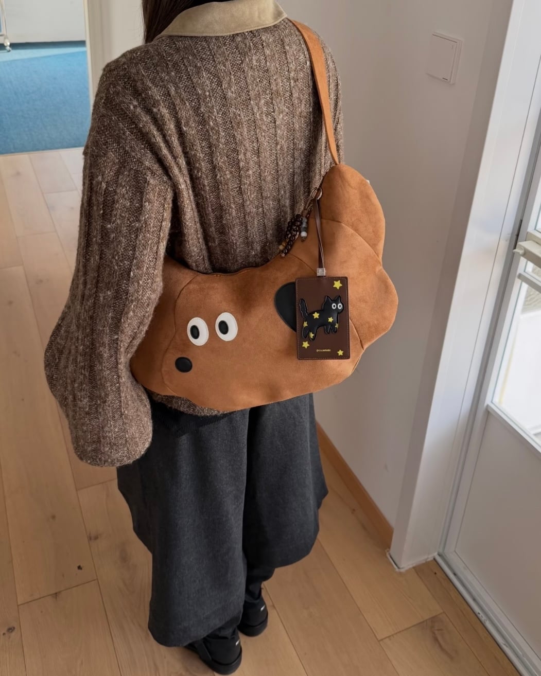 焦糖色臘腸狗牛角包 (大容量斜孭袋) 