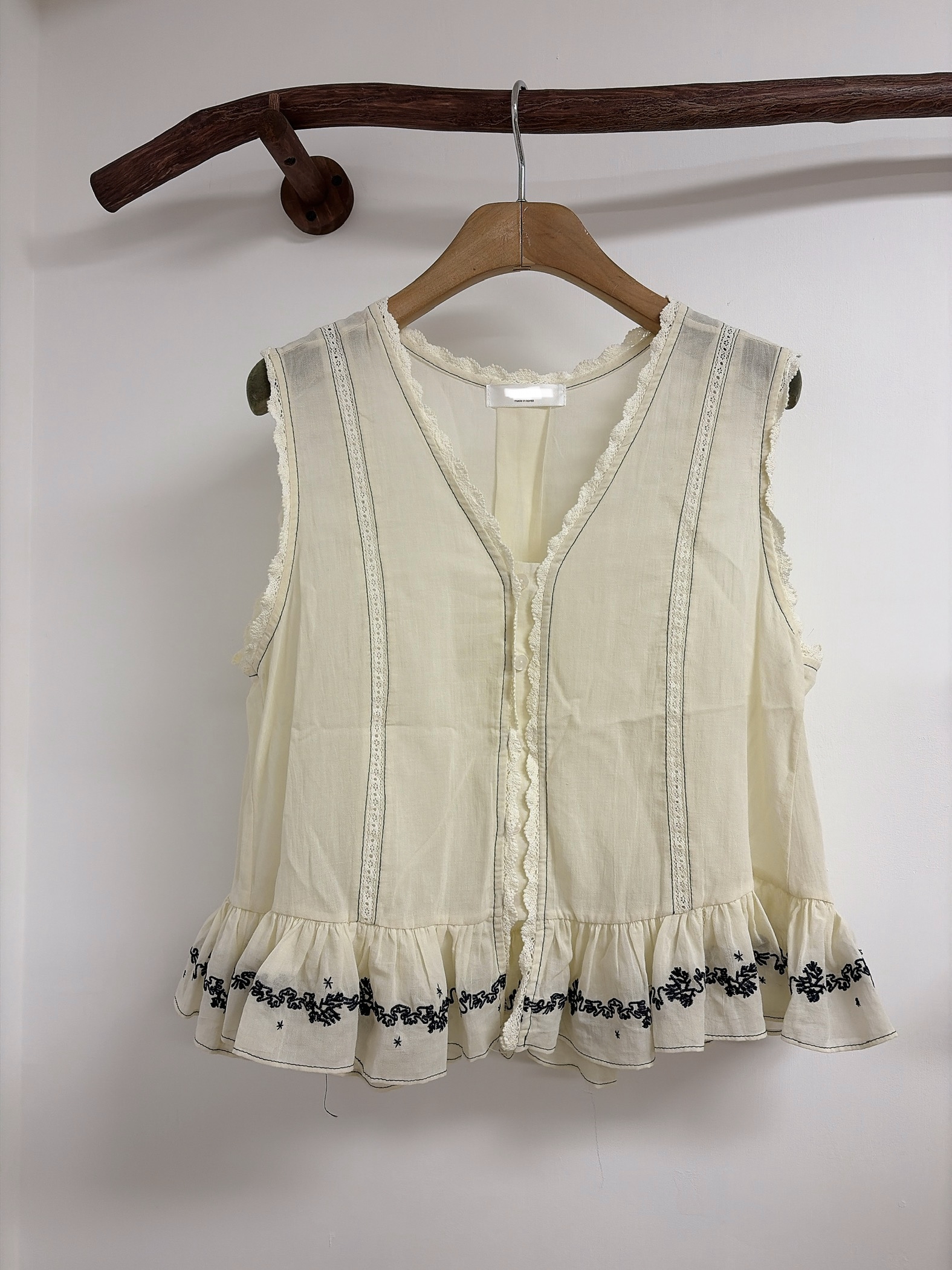 Ruffles 通花邊top