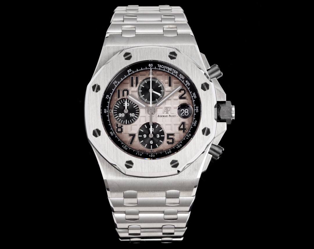 TK Factory皇家橡树离岸型26400/26238/26470系列正式登场！款式最全，做工最好的爱彼计时款腕表来了，有做工好的顶级货，廉价的小厂货就别去考虑了！ 1，机芯采用12位小秒的定制版3126计时机芯，完美还原原版所有功能。经过精密打磨，大大加强了其稳定性。 2，其中碳纤维系列表壳采用全新碳纤维复合材料——「Carbon TPT® B.4」打造，这种高科技材料比常规 Carbon TPT® 密度提高4%，纤维硬度提升15%，树脂强度提升30%，材料结构经过各项异性优化，保持轻盈同时无比坚韧，提供迄今最强的抗冲击性能。 3，字面颜色均采用目前最先进电镀技术，非几年前的简单喷漆技术。每一个巧克力格纹装饰，通过CNC级别打磨，无限接近原版。 4，同步原版搭载微微活动头粒，胶带采用进口氟橡胶材质，皮带采用美洲鳄鱼皮材质，更加耐磨耐造。