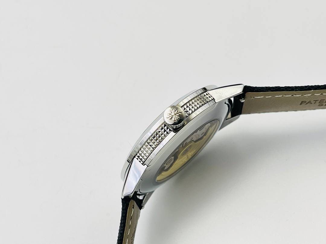 市场最高版本 百达.翡丽Calatrava系列Ref.5226G-001腕表！ 1⃣️表壳：百达Calatrava系列表款便因其圆润流畅的表壳形状享有盛名。百达.翡丽以这一特点为墓础重新设计该表款，在表壳侧缘雕饰巴黎钉纹。 2⃣️设计师还开发出一种特殊表壳结构，令表耳与表壳底盖融为一体，从而使巴黎钉纹全面覆盖表壳侧边。 3⃣️根据原装开模，壳套设计贴合原装！ 4⃣️字面：炭灰色表盘流露复古韵味，边缘呈黑色渐变效果，其微妙粒纹令人联想起古董相机外壳。 5⃣️表盘搭配覆米色荧光涂层的白金立体字块，以及低调内敛的"轨道式"秒钟刻度。 6⃣️白金针筒型时针及分针覆米色荧光涂层。3字位位置设有日期视窗，采用米色字块！ 7⃣️搭配黑色背景机芯：采用进口9015为基础机芯并加以改装升级！机芯夹板桥经倒角，边缘作细意打磨，大小夹板饰以鱼鳞纹、日内瓦波纹，夹板表面有包金雕刻，螺丝凹槽经打磨和倒角，所有细节尽善尽美，同时印有百达翡丽经典双P印记！ 8⃣️表带：全新Ref.5226G-001 表款有两款可互换表带，一款为米色绒面小牛皮，另一款为黑色小牛皮，饰有压花纹理图案和米色缝线。两款表带均搭配白金针扣，同时配备快拆生耳，让更换表带操作更加便捷！