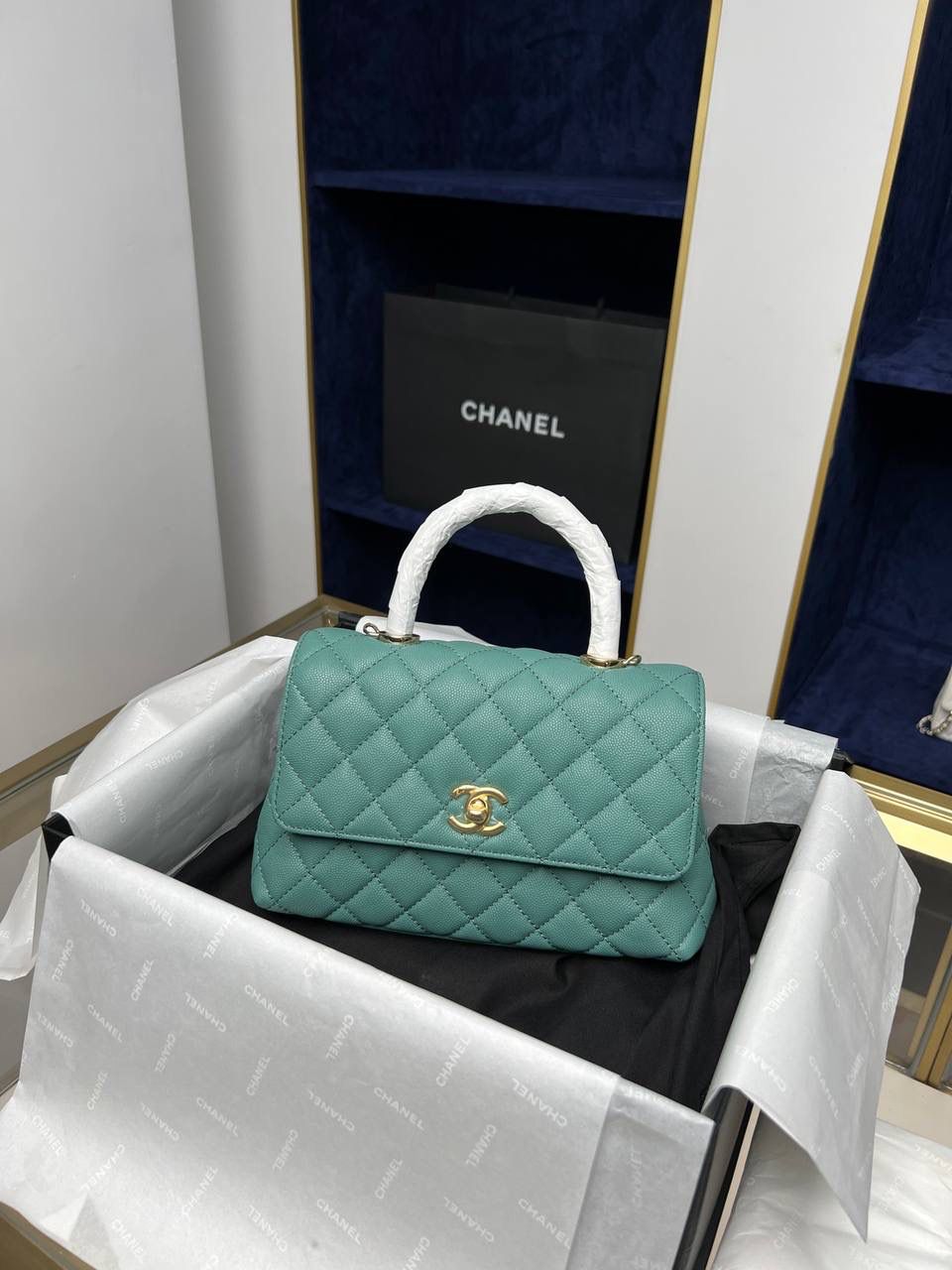 新coco handle小号绿色荔枝纹💞👜 和CF一个渠道的尾单货，拿过的都不用多介绍啦！新款驾到！独家渠道货！ 尺寸:14 X 24 X 10cm