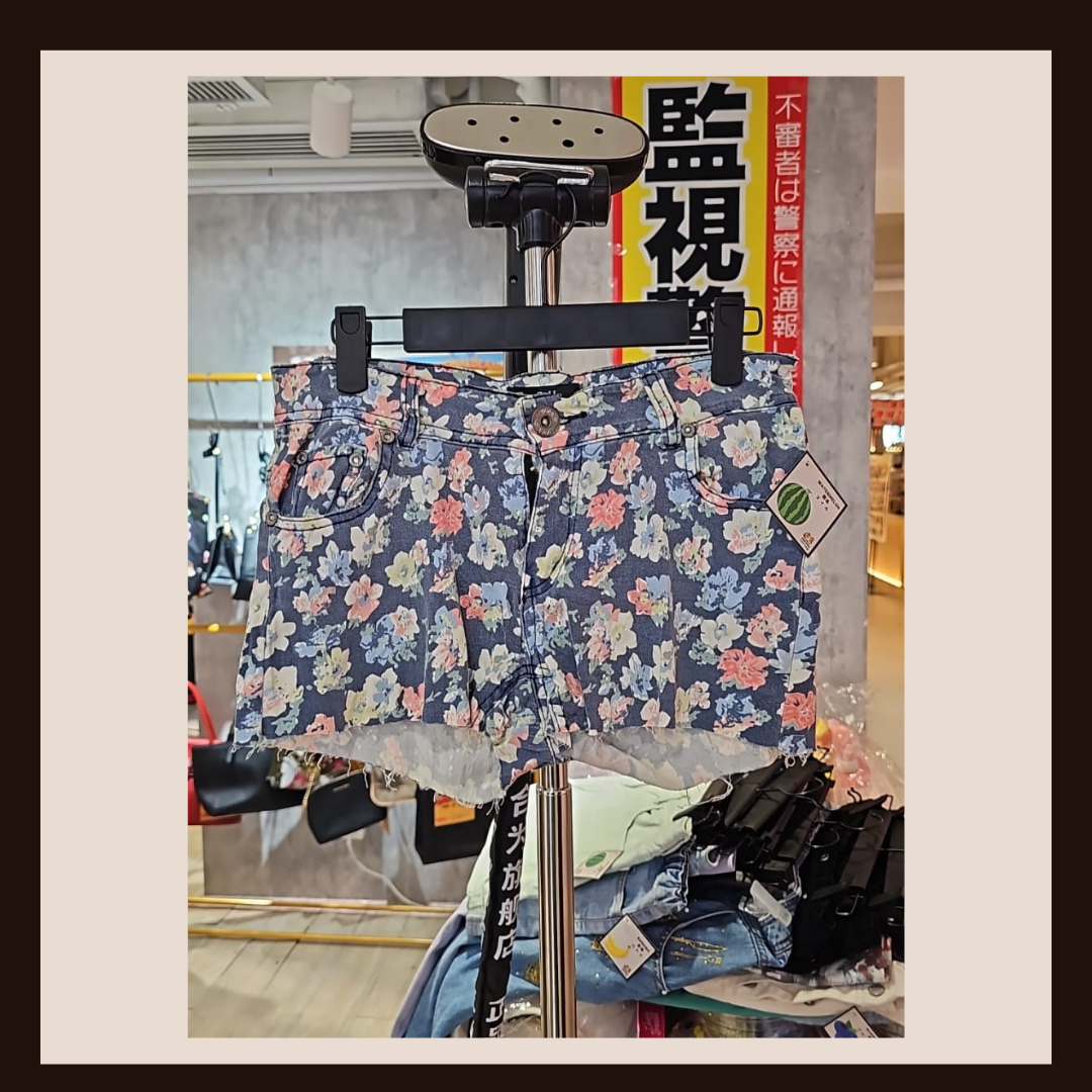 🌸 夏日繽紛：日系復古碎花水洗牛仔短褲