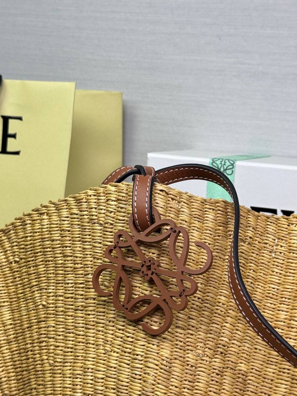 🎈最新进口贝壳草编包到货✅ 尺寸：𝟮𝟮-𝟰𝟴-𝟰𝟮𝗰𝗺 编码：652128【配防尘袋，没有盒子】 ❤️最新进口天然贝壳草编包，轻盈透气，凉快随性。超大容量设计，轻松装下日常必需品。手提肩带采用进口西班牙小牛皮制作，正面装饰品牌标志性𝗟𝗢𝗘𝗪𝗘标识，夏日度假出行穿搭必备，轻松营造一种自然高级的时髦感。 （下单须知：‼️由于天然纤维材料特别，日照时间长短不同，颜色会略有变化，纯手工制作，每个包的尺寸也会所不同‼️，完美主义者慎入‼️）