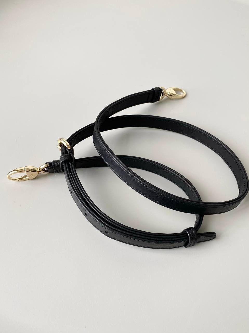 黑金🖤𝗗𝗜𝗢𝗥 𝗟𝗮𝗱𝘆羊皮三格金扣✨ 女生必须要拥有的一只经典款 一年四季爆卖，老客每天都在补单 细腻柔软质感不是国内皮可以比的 进口原厂羊皮➕全钢五金，终极版 （标配两条肩带） size：17cm