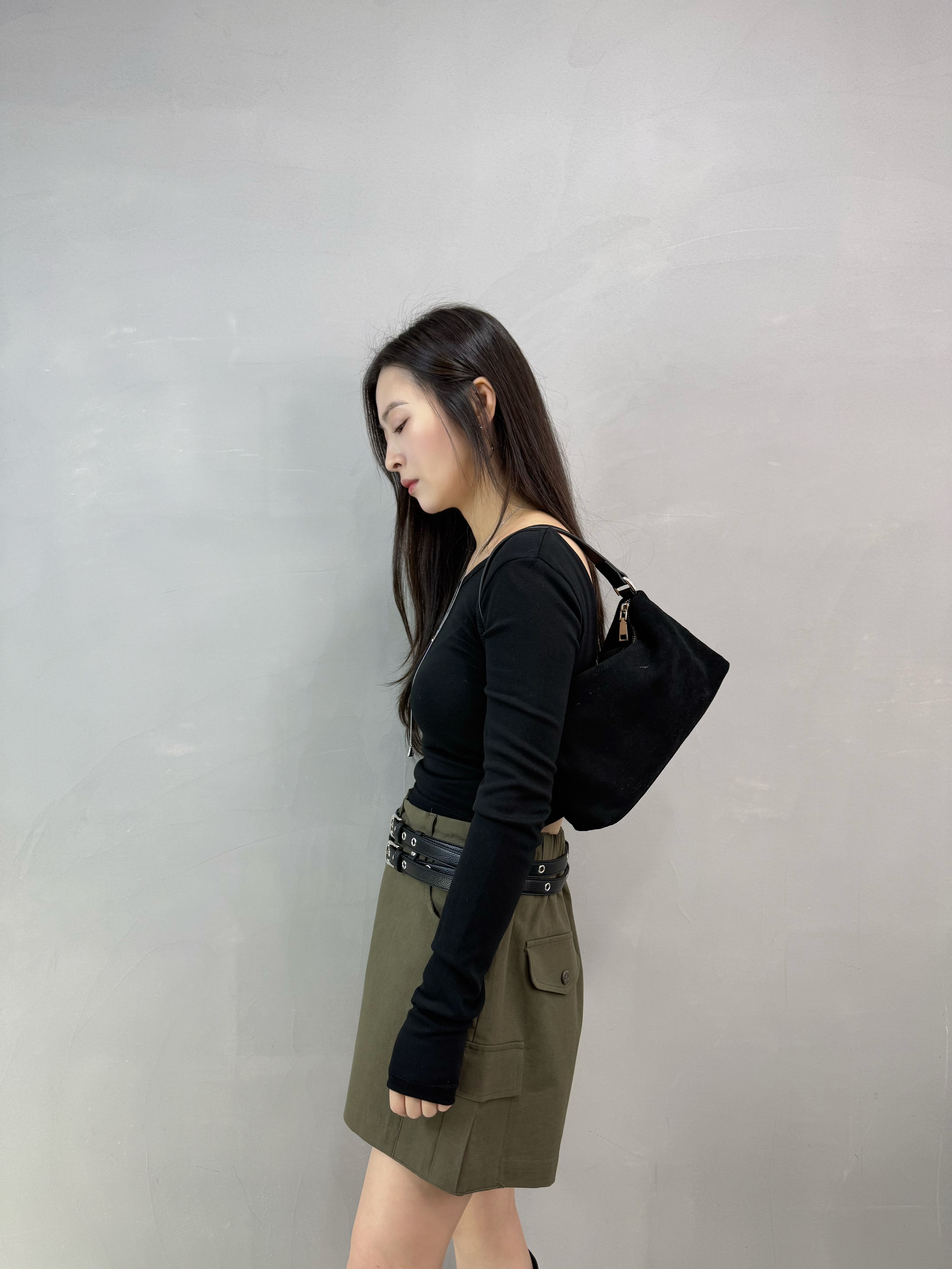 H05 後扭結露背tee