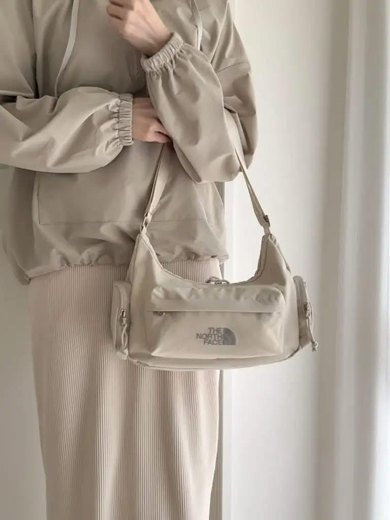 $145隻。2隻起$ 135隻。Tnf Bonney Hobo Bag