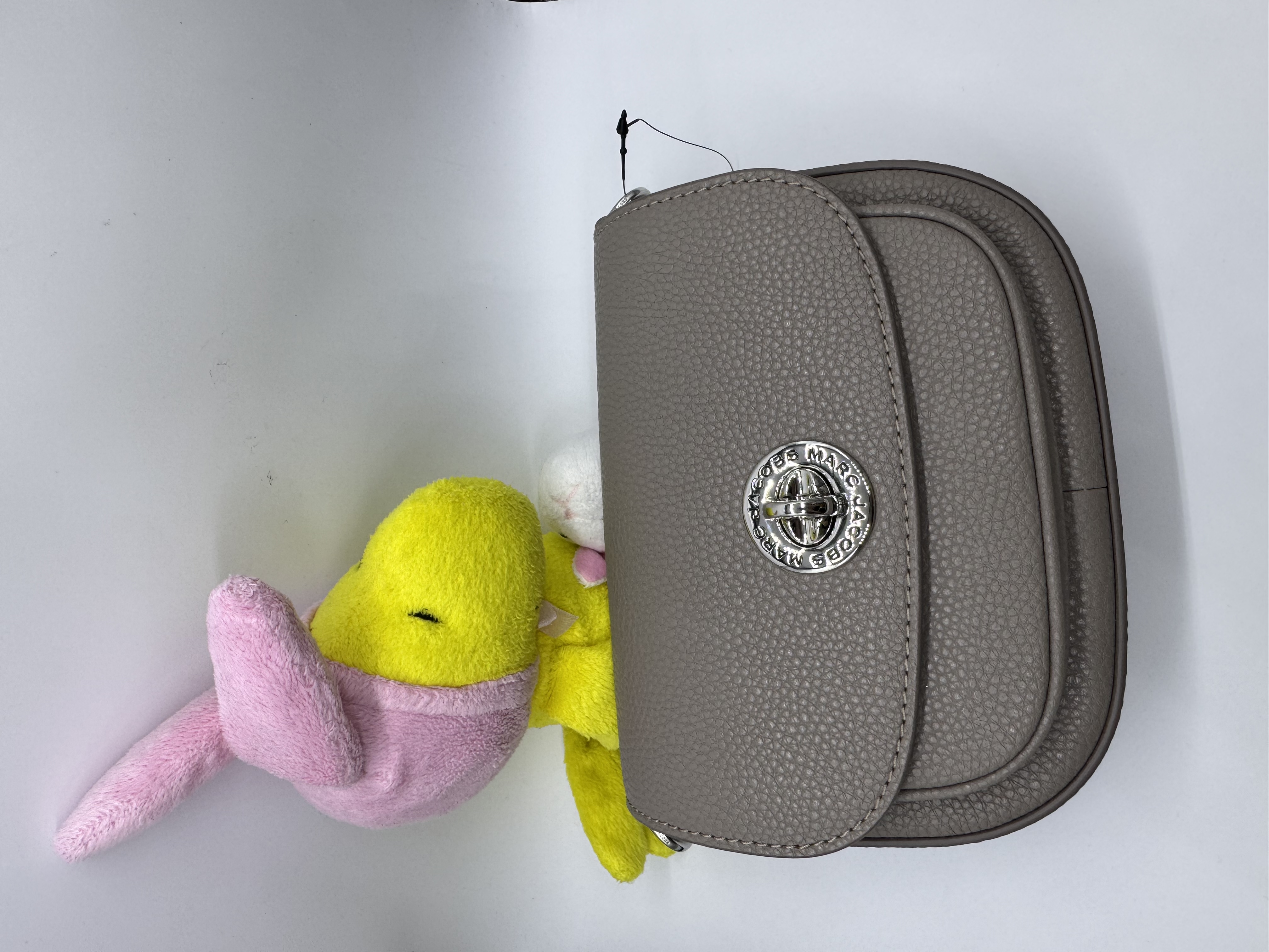 ✈️✈️Marc Jacobs outlet就係不一樣嘅色彩同皮感🤩🤩卡其色粗帶扭扣手袋現貨😎😎