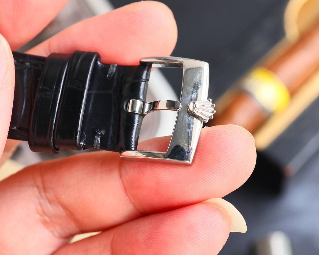 TW：最新款上市，劳力士日志系列推出，做工精细，品质优越！ 采用8215全自动进口机芯，走时精准，表圈采用钨钢材质打造的完美棱角形圈口，表壳釆用316精钢，蓝宝石玻璃镜面，三度防水性能，高端品质，绅士必备。 尺寸：41*10.8mm 将光阴凝集于分秒间 完美，系于不息追求。 以嘹亮的铿锵嗓音，震撼人心。 以印证完美的追求，永恒不息。 劳力士从来没有改变世界，而是把它留给戴它的人 你与男神的差距只差一块劳力士