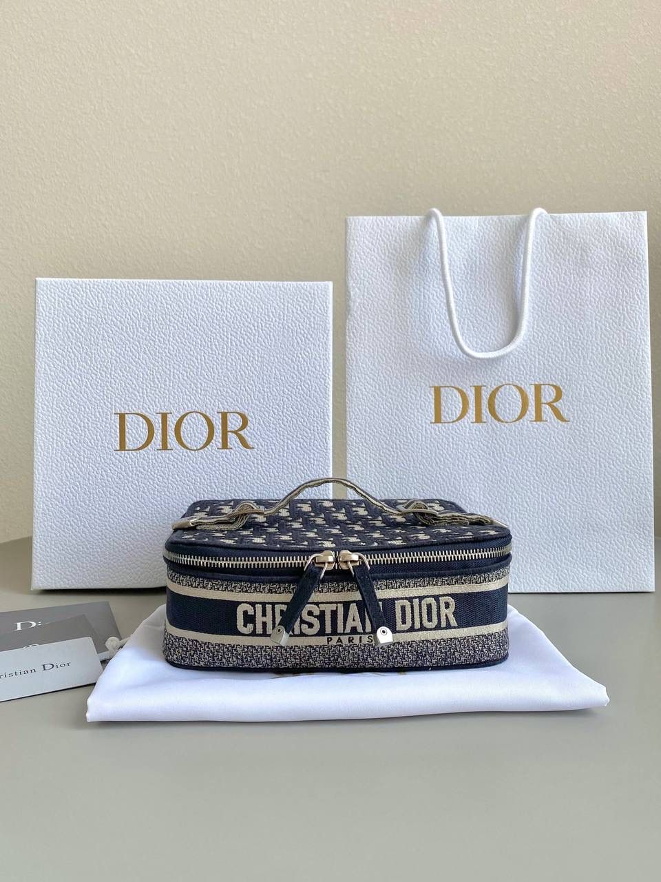 🈶化妆包，小号 𝗗𝗶𝗼𝗿 𝗢𝗯𝗹𝗶𝗾𝘂𝗲化妆包/洗漱包 每个女孩子都需要拥有的超级能装化妆包！经典的老花帆布刺绣颜值超高 ，容量巨大到瓶瓶罐罐都没问题！边惊讶边感叹这也忒能装了！旅行在外一包搞定！便捷式手提设计日常还可手拎凹造型不要太酷了！ 22.5×16×8.9cm #M913m