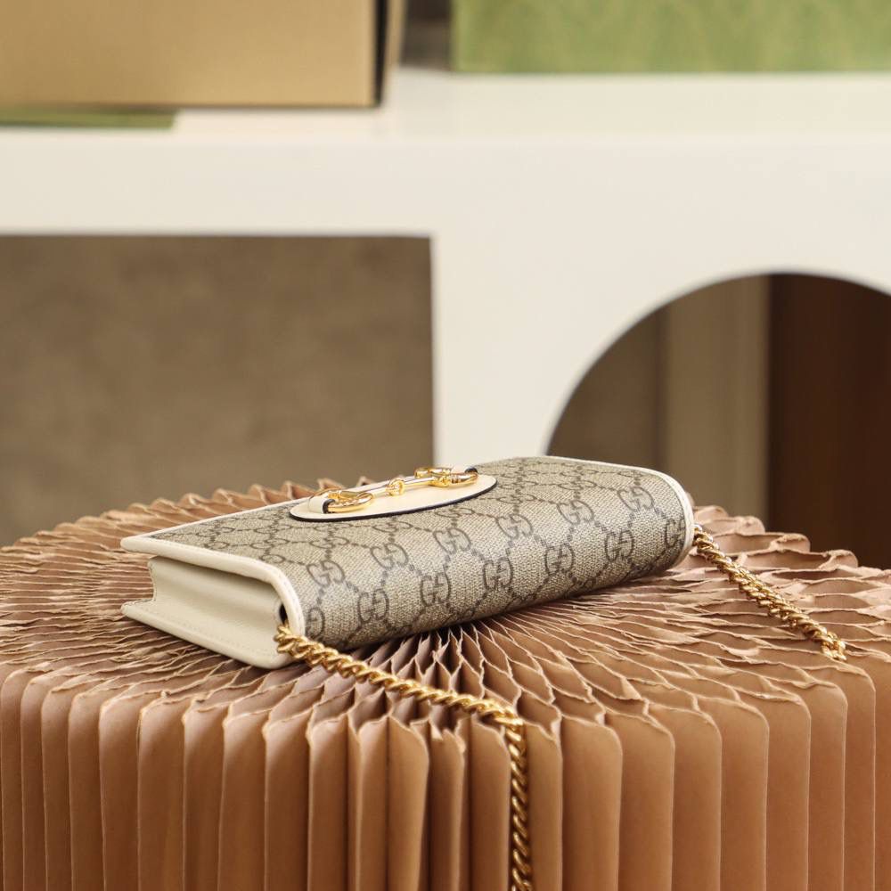 𝐇𝐨𝐫𝐬𝐞𝐛𝐢𝐭 𝐖𝐨𝐜 #621892# 全铜五金原厂皮 ☑️尺寸：19*10*3𝙘𝙢 这是一款复古又休闲的百变王牌 一包多用法 绝绝子 零钱包👛 手包👜 斜挎包 全部满足你日常使用！ 小包可以随时变成钱包多变用法， 轻松容纳手机plus/银行卡 内设分层结构 使用更方便， 颜值率也是爆棚的那种，超级好看！ 喜欢这种小包的小姐妹，赶紧安排起来🌟