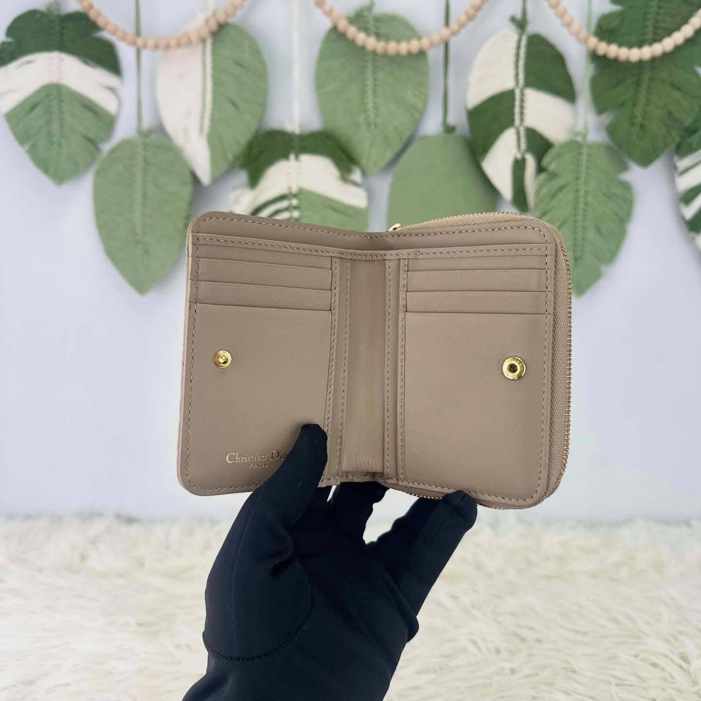 DIOR 🤍PRE OWNED Caro Scarlet 奶茶色金扣短銀包 🤎