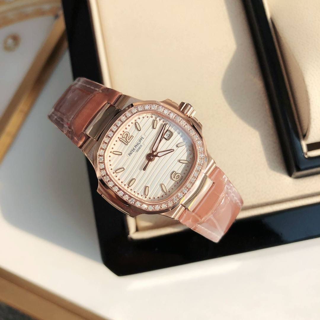 堪称一绝钢表之王，最美女款百达翡丽7010R鹦鹉螺 32mm玫瑰金白色 表徑精巧独特舷窗结构表壳，完美优雅风格，采用不锈钢18k镀玫瑰金。水平横纹浮雕图案的表盘。表圈镶嵌46颗天然南非钻石💎美洲鳄鱼皮表带‼️