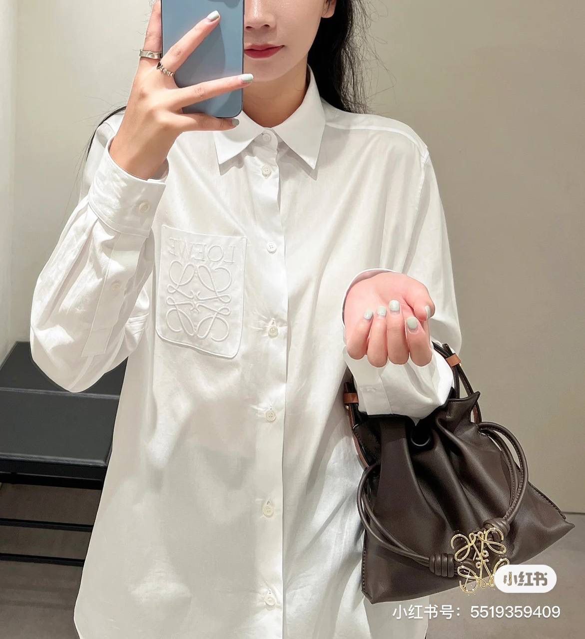 👑人气单品: LOE饰品胸针👑💏【金色/银色】 ❤️纯黄铜，真空电镀18K真金，纯德国进口设备铸造，精湛的手工艺，顶级还原。👌🏻 ❤️尺寸约5.1*4.7*0.15cm